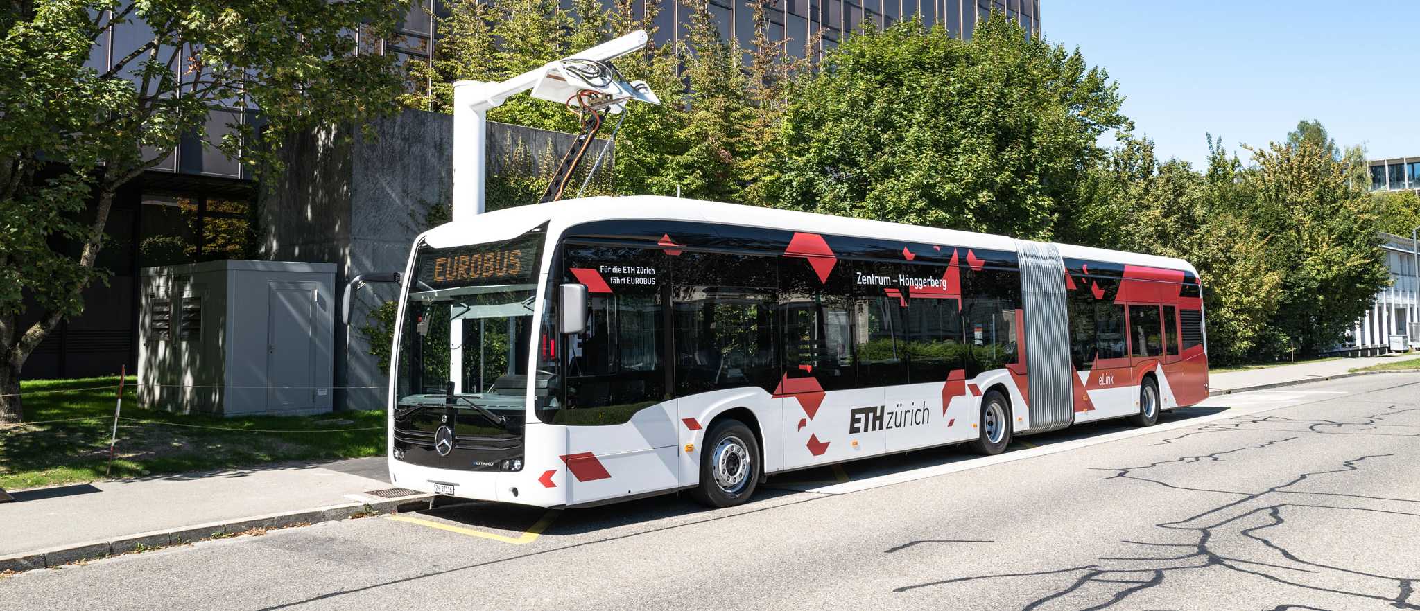 Der ETH eLink Shuttlebus während des Ladevorgangs am ETH Ӣ Hönggerberg